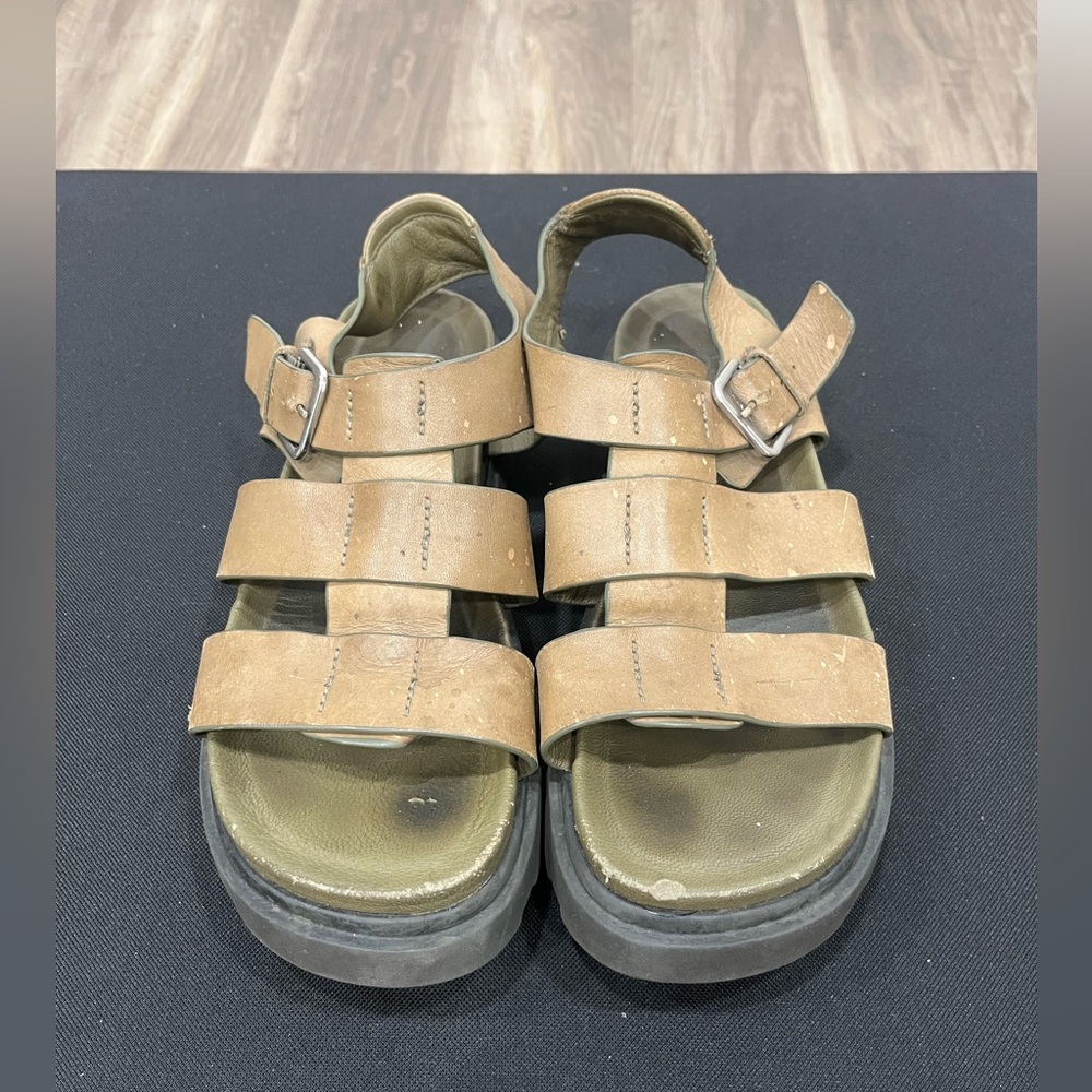 UGG Women’s Capitelle Strap Sandals